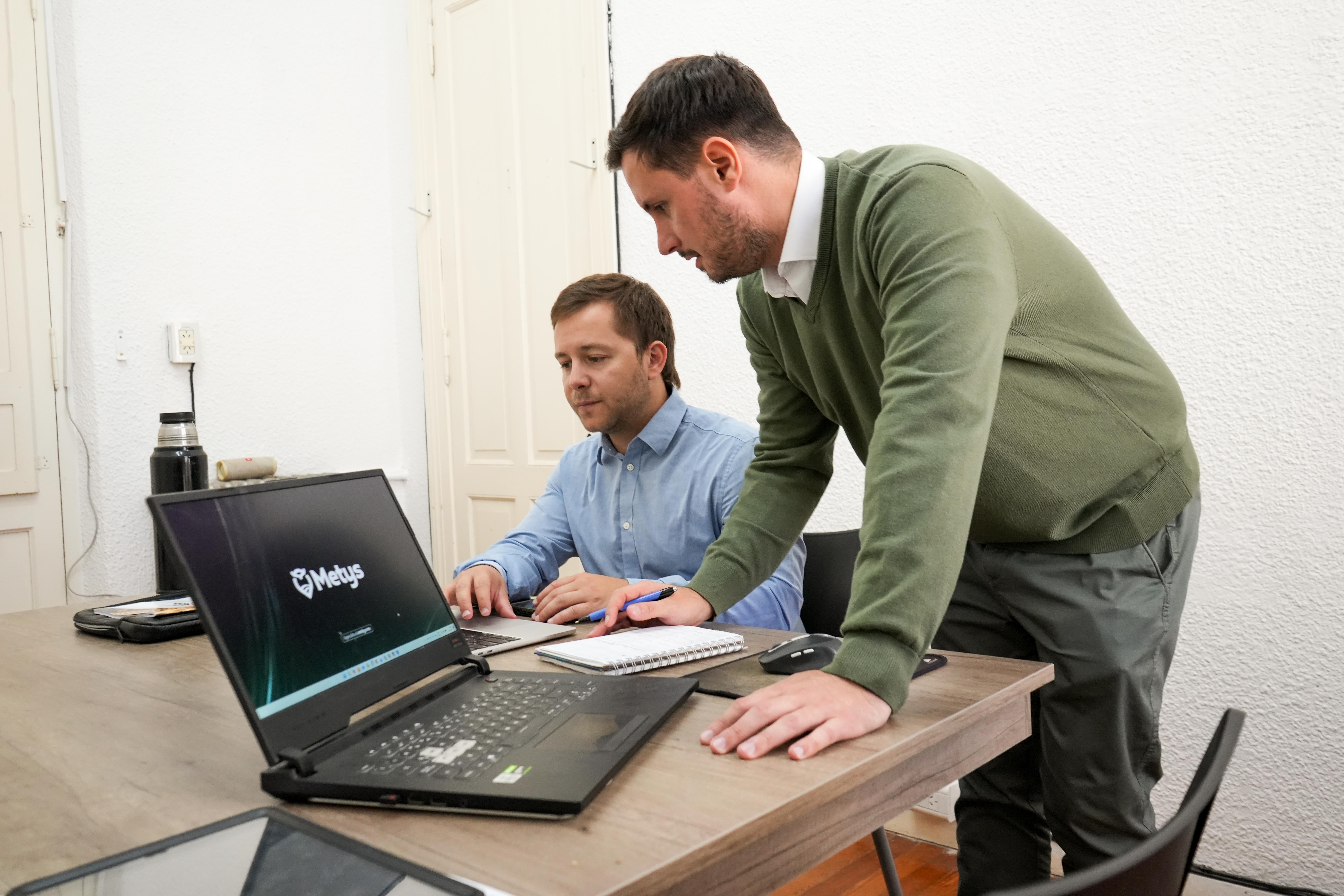 Equipo Metys trabajando